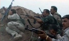 Lực lượng an ninh Iraq giao tranh với phiến quân "Nhà nước Hồi giáo Jihadist và Cận Đông (ISIL) ở Brema, phía tây Kirkuk. (Nguồn: AFP/TTXVN)