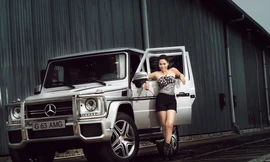 Thu Minh áo yếm thả lưng trần bên xế Mercedes 7 tỷ