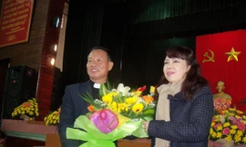 Bộ Trưởng Bộ Y tế tặng hoa Linh mục Đoàn Minh Hải tại buổi lễ.