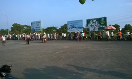 Nhiều người tập trung ở hiện trường theo dõi vụ việc