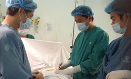 Phẫu thuật lấy silicon lỏng cho bệnh nhân Bùi Thị H. sáng nay. Ảnh: L.N