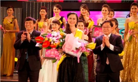 Tổng biên tập Báo Tiền Phong Lê Xuân Sơn, Trưởng ban tổ chức cuộc thi Hoa hậu Việt Nam 2014 (phải) chúc mừng Người đẹp Kinh Bắc thứ 2 Hoàng Mỹ Linh