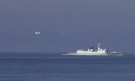 Cận cảnh máy bay và tàu Trung Quốc xâm phạm vùng đặc quyền kinh tế của Việt Nam. (Ảnh: Sơn Bách/Vietnam+) 