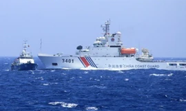 Tàu Hải cảnh của Trung Quốc chủ động đâm thẳng vào mạn trái tàu Cảnh sát biển Việt Nam. (Nguồn: Cảnh sát biển/TTXVN)