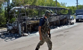 Lực lượng ly khai kiểm tra tại chốt kiểm soát ở Lisichansk, miền đông Ukraine. (Nguồn: AFP/TTXVN)