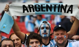 Các cổ động viên Argentina cổ vũ cho đội nhà trong trận gặp Nigieria. (Ảnh: AFP/TTXVN)