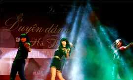 Nữ sinh Hà Thành 'đốt cháy' sân khấu 