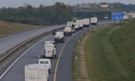 Đoàn xe viện trợ nhân đạo của Nga trên đường vào biên giới Ukraine. (Ảnh: Reuters)