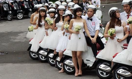 50 cô dâu chú rể cưỡi Vespa 'đại náo' Hà thành