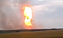 Ngọn lửa bốc cao tới 100m sau vụ nổ (Ảnh: RT)