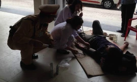 CSGT, bác sỹ cùng người dân cấp cứu cho người ngất xỉu vì đói