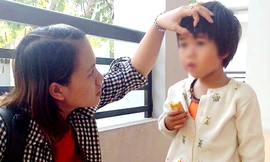  Bé Hoa được khám sức khỏe sau 3 ngày bị anh họ mang lên rừng sâu. Ảnh: Xuân Mai