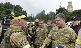 Tổng thống Ukraine Petro Poroshenko thăm một đơn vị quân đội ở Slavyansk, miền Đông Ukraine. Ảnh: AFP/TTXVN