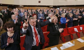 Các nhà lập pháp Crimea tán thưởng việc thông qua hiến pháp mới. Ảnh: Haaretz