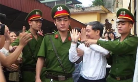 Dương Chí Dũng sau buổi xét xử giơ tay chào anh, em và vợ con.