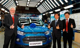 David B. Shear (trái), Đại sứ Hoa Kỳ tại Việt Nam tới dự lễ xuất xưởng Ford EcoSport.