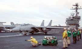 Tiêm kích hạm F-14 chuẩn bị được phóng từ tàu sân bay USS John F. Kennedy (CV-67).