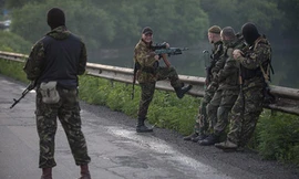 Binh sỹ Nga xuất hiện gần biên giới miền Đông Ukraine hôm 18/6. Ảnh: AP