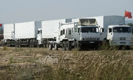 Đoàn xe chở hàng cứu trợ của Nga chờ ở một địa điểm thuộc ngoại ô Voronezh, cách thủ đô Moskva khoảng 400km, ngày 13/8. (Nguồn: AFP/TTXVN)