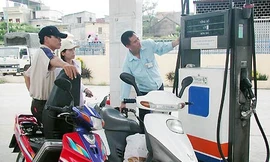 Xăng chọn giờ nghỉ trưa để tăng giá thêm 200 đồng/lít