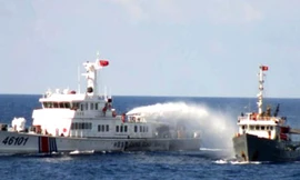 Tàu Trung Quốc tiếp tục vây ráp, đâm, xịt vòi rồng vào lực lượng chấp pháp Việt Nam. 