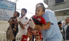 Chuyển trẻ Palestin bị thương trong vụ nã pháo của Israel tới bệnh viện ở phía Nam Dải Gaza. (Nguồn: AFP/TTXVN)