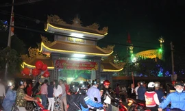 Lúc 0h20 đêm giao thừa (30 Tết), nhiều ngôi chùa ở TP HCM đông nghẹt người đến lễ chùa đầu năm. Trong ảnh là Tu viện Quảng Đức. 