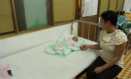 Cháu bé được mẹ chăm sóc tại bệnh viện