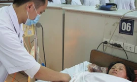 Một bệnh nhân bị ngộ độc nấm điều trị tại Trung tâm chống độc Bệnh viện Bạch Mai. Ảnh: Vnexpress