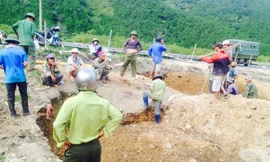 Kiểm lâm ngăn dân bới tìm huỳnh đàn ở đèo Mang Yang