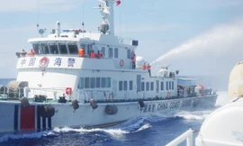 Tàu Trung Quốc bắt đầu phun vòi rồng vào tàu của Việt Nam. Ảnh: Công Định