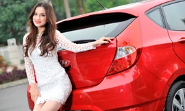 Thiếu nữ Việt đẹp dịu dàng bên Hyundai Accent Blue 2015