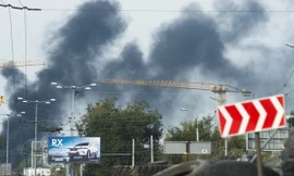 Khói bốc lên từ sân bay Donetsk ngày 23/9. (Nguồn: AFP/TTXVN)