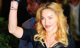 Madonna ‘chơi trội’ với răng bọc vàng