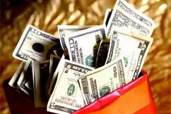 2 nam sinh trả lại 1,7 tỷ đồng cho một cụ già