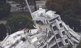 Lực lượng cứu hộ trên tòa nhà Pyne Gould Guiness ở trung tâm Christchurch Ảnh: New Zealand Herald