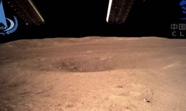 Ảnh cận cảnh đầu tiên ở vùng tối của Mặt trăng do tàu thăm dò của Trung Quốc gửi về. (Ảnh: Xinhua)