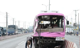 Xe bồn va xe khách, bé trai 1 tuổi rơi xuống đường