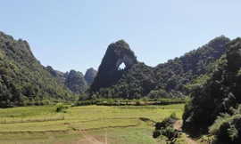 Khám phá ngọn núi thủng được xem là mắt của Thần Núi ở Cao Bằng