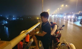 Phao cứu sinh trên cầu được treo lại sau nhiều ngày bị 'tạm thu'