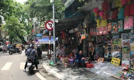 Phố đồ chơi ở Hà Nội đìu hiu dịp 1/6, hàng Trung Quốc áp đảo