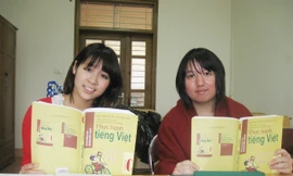 Emy (trái) học tiếng Việt. Ảnh: P.T