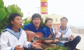 ĐVTN giao lưu với chiến sỹ tại Trường Sa. Ảnh: Trọng Phú