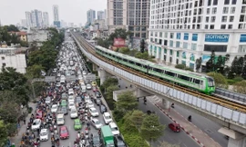 Đường ùn tắc do nhiều xe cá nhân, trong khi đường sắt Cát Linh - Hà Đông chỉ vận hành kỹ thuật rồi lại xếp bãi đỗ. Ảnh: Tr. Đ