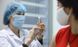 Tiêm vắc-xin Nano Covax cho người tình nguyện giai đoạn 3 tại Học viện Quân Y. Ảnh: Long Phạm 