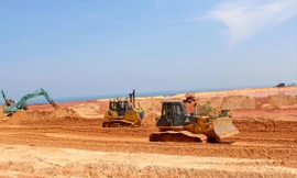 Máy cuốc, máy đào đang tìm kiếm 3 công nhân bị mất tích