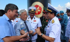 Tổng Bí thư Nguyễn Phú Trọng thăm Lữ đoàn tàu ngầm 189 (tháng 5/2016). Trên tay Tổng Bí thư là chai nước biển được lấy từ độ sâu lớn nhất mà tàu ngầm đã chinh phục 