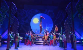 Nghệ sĩ xiếc bắt tay nghệ sĩ cải lương kể chuyện Mẫu Liễu Hạnh Ảnh: KỲ SƠN 