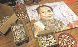 Để hoàn thành bức tranh “Vị tướng vì hòa bình”, họa sĩ Nguyễn Quốc Vượng đã dùng hết hơn 1.000 vỏ trứng và 2 năm trời thực hiện 