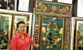 Nhà nghiên cứu Huỳnh Thanh Bình với bộ sưu tập tranh kính. Ảnh: Trần Nguyên Anh